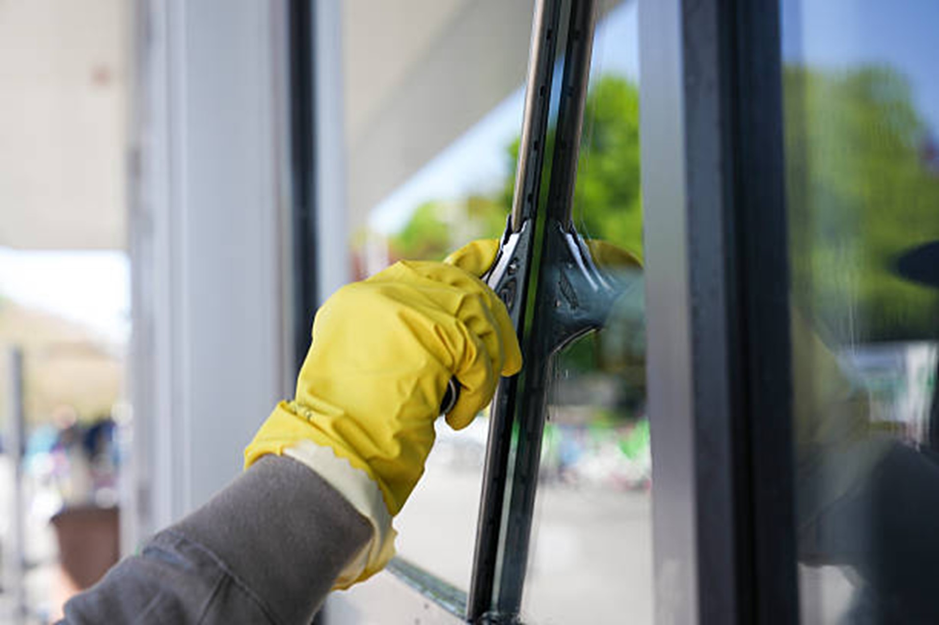 How Much Does Window Cleaning Cost in Chicago and What Is Usually Included